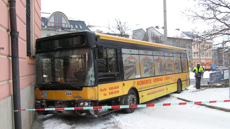 Autobus vyjel v Českých Budějovicích mimo křižovatku a naboural do hlavní pošty 