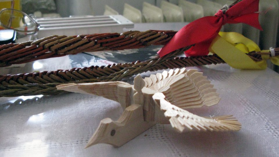 Jedna ze "štípaných" holubiček a pomlázky, které vyrobil Jan Poříz
