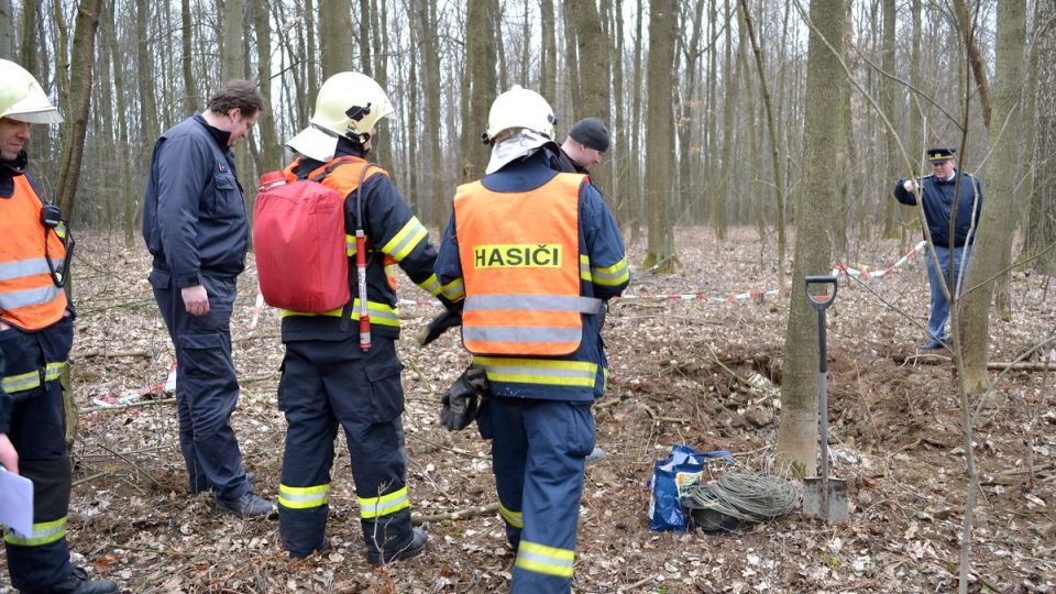 Hasiči asistují při likvidaci nalezené dělostřelecké miny u Kolové na Sokolovsku