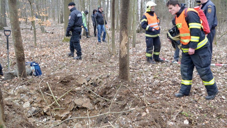 Hasiči asistují při likvidaci nalezené dělostřelecké miny u Kolové na Sokolovsku