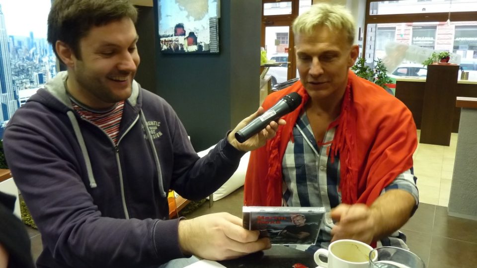 Patrik Rozehnal s CD Martina Maxy; šátek dala Martinovi Naďa na záda poté, co skončila s „léčením“, aby je měl v teple