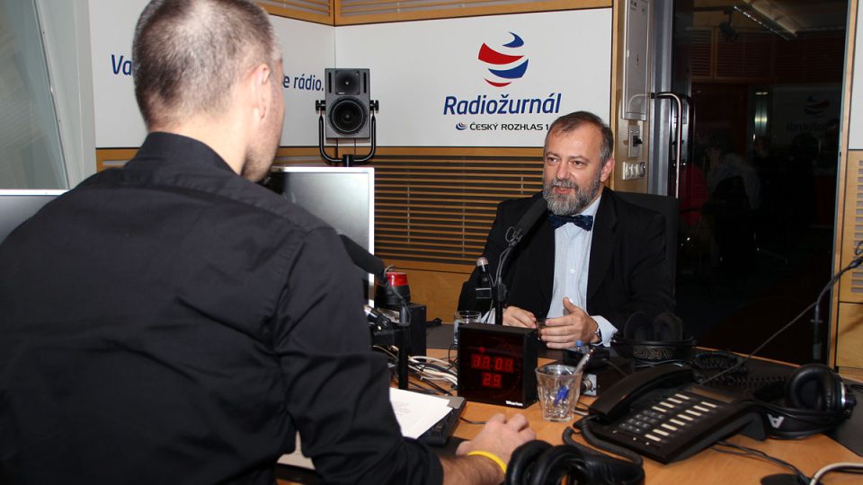 Hynek Kmoníček ve studiu Radiožurnálu s Martinem Veselovským