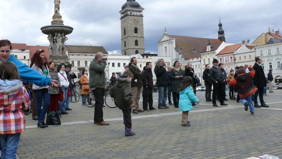 Koncert Ziggyho v Českých Budějovicích sledovalo několik desítek lidí.