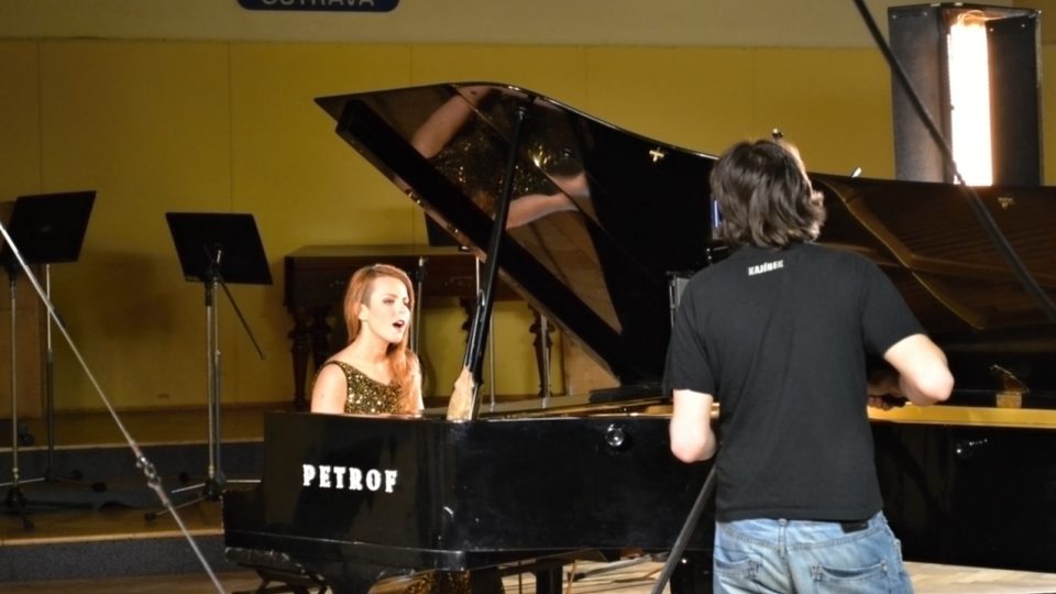Katarína Knechtová ve Studiu 1 během natáčení videoklipu k filmu Isabel
