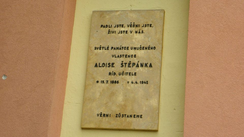 Dolany - Pamětní deska na ZŠ Aloise Štěpánka