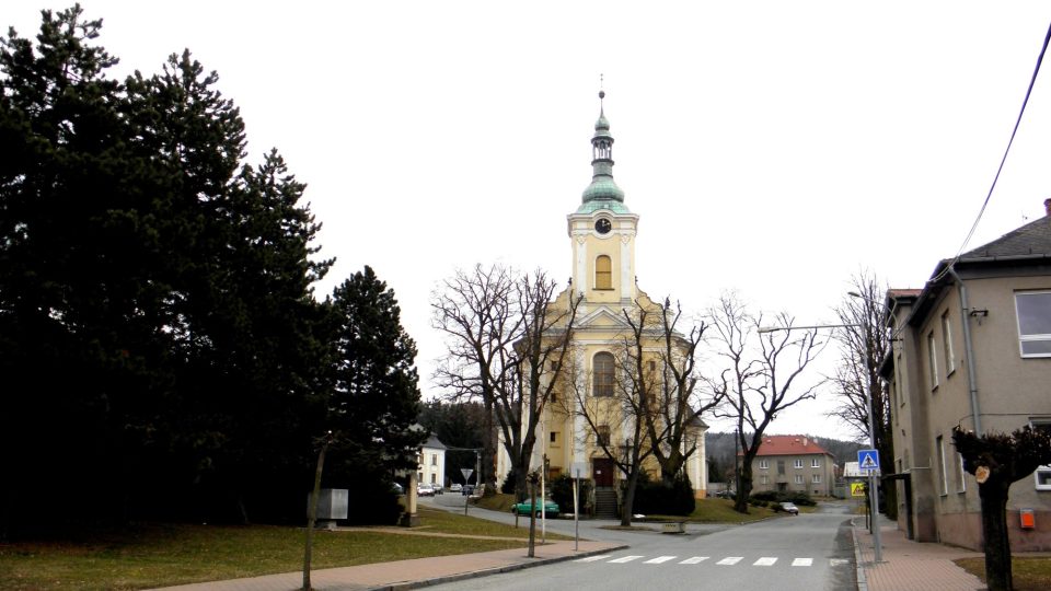 Dolany - Pohled na kostel, vlevo pomníky obětem válek