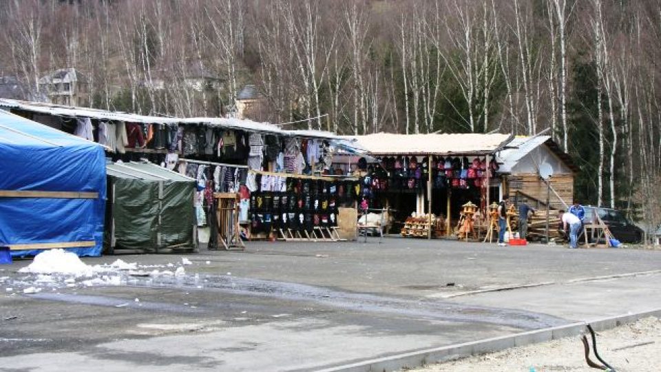 Stánky asijských obchodníků v Hraničné u Kraslic