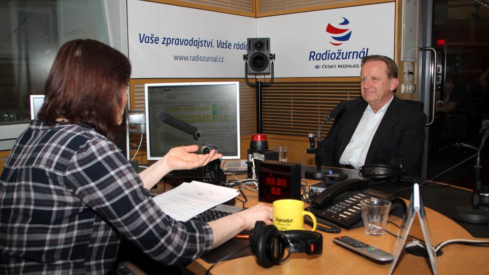 Jaroslav Vostatek s moderátorkou Veronikou Sedláčkovou ve studiu Radiožurnálu