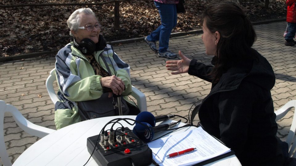 Eva Bucharová při rozhovoru s návštěvnicí Milenou Moravcovou Eva Bucharová při rozhovoru s návštěvnicí Milenou Moravcovou