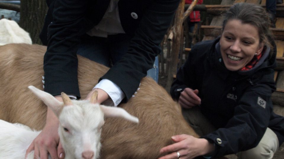 Herečky ústeckého Činoherního studia Anita Krausová a Nataša Gáčová s kůzlaty Herečky ústeckého Činoherního studia Anita Krausová a Nataša Gáčová s kůzlaty