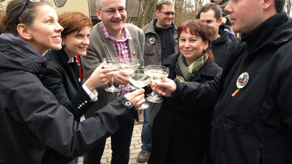 Slavnostní přípitek - zleva Nataša Gáčová, Anita Krausová, Vladimír Čepek, Jitka Fárová a  Emanuel Bořánek