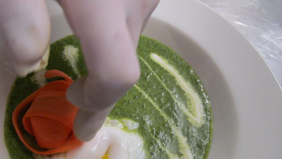 Jarní špenátová polévka se zastřeným vejcem - přípava a postup