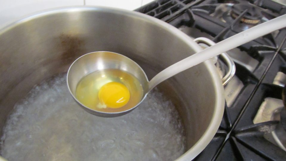 Jarní špenátová polévka se zastřeným vejcem - přípava a postup