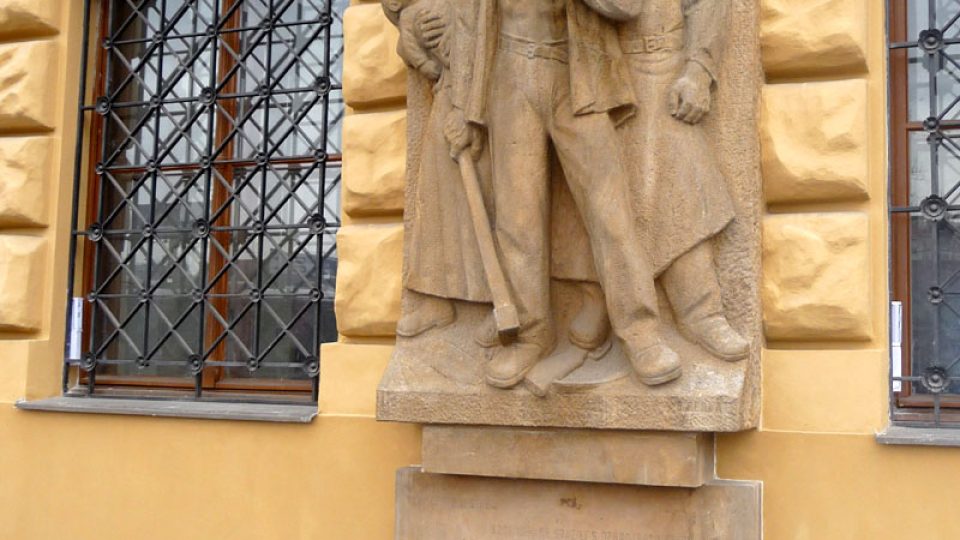 Alegorie Prahy na fasádě jsou dílem Ladislava Šalouna