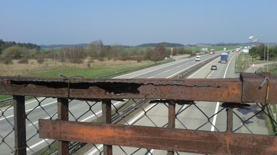 Mosty nad D1 na Vysočině jsou často v havarijním stavu