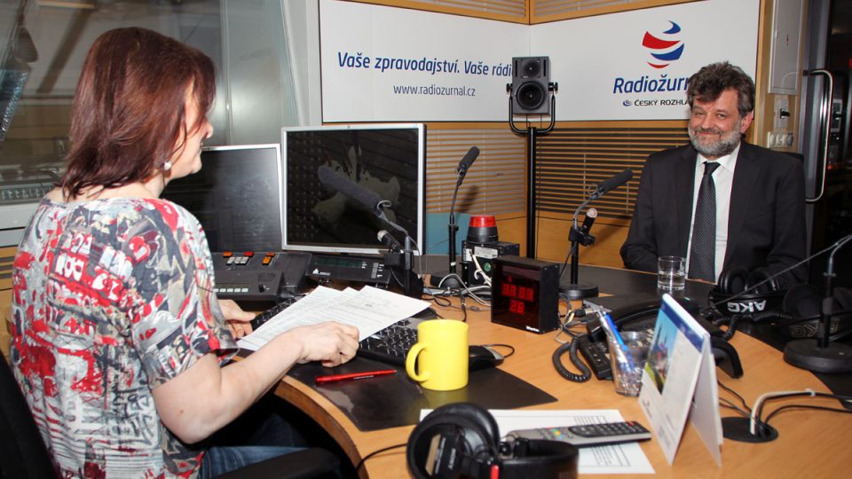 Jan Kubice s moderátorkou Veronikou Sedláčkovou ve studiu Radiožurnálu