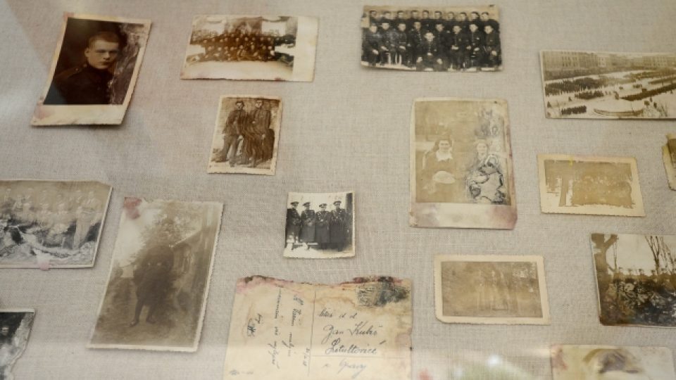 Unikátní předválečné fotografie, dopisy či části vojenského stejnokroje nalezené při rekonstrukci rodného domu Jana Kubiše v Dolních Vilémovicích byly představeny na tiskové konferenci v Praze 