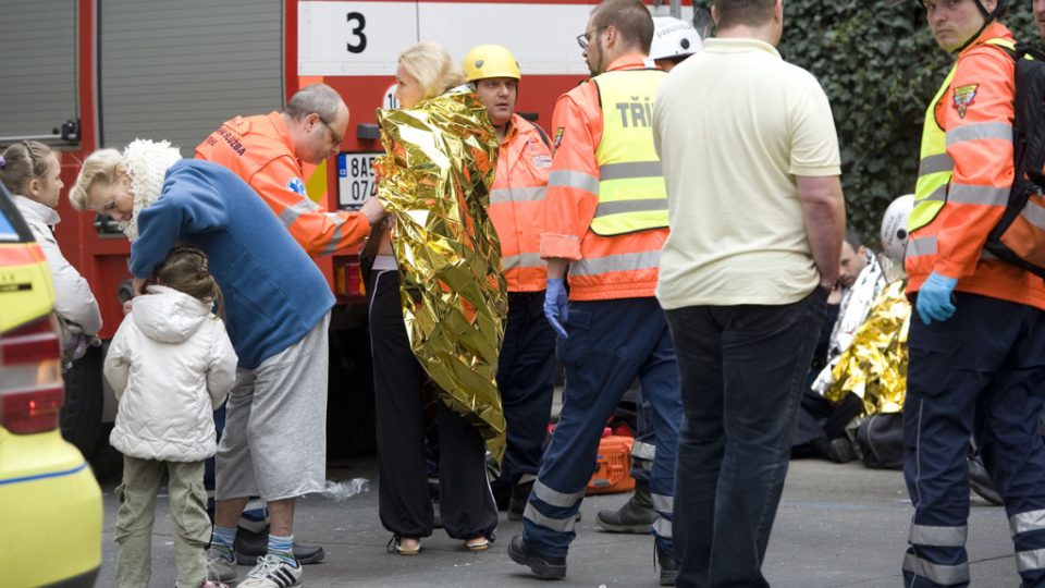 Na místě výbuchu v Praze 1 ošetřují záchranáři zraněné, policisté uzavírají další ulice