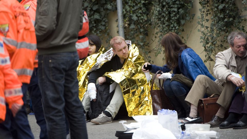 Na místě výbuchu v Praze 1 ošetřují záchranáři zraněné, policisté uzavírají další ulice