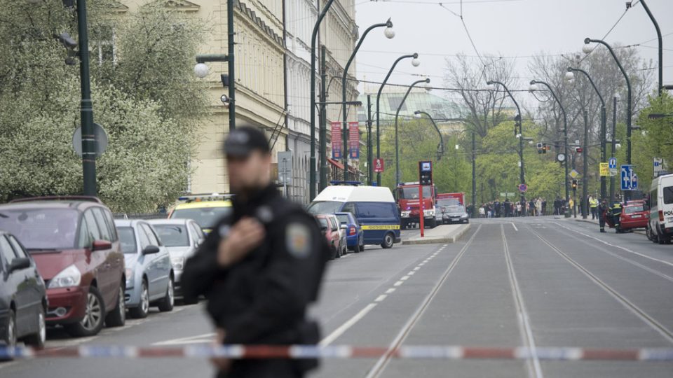 Na místě výbuchu v Praze 1 ošetřují záchranáři zraněné, policisté uzavírají další ulice