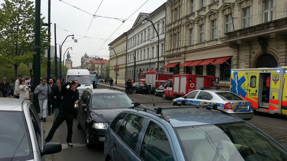 Smetanovo nábřeží v Praze po výbuchu v Divadelní ulici