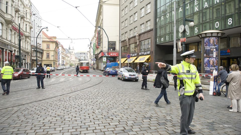 Policie koordinuje dopravu na Národní třídě