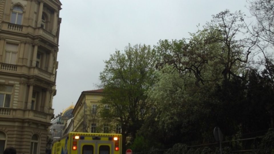 Celou situaci v centru Prahy monitoruje vrtulník