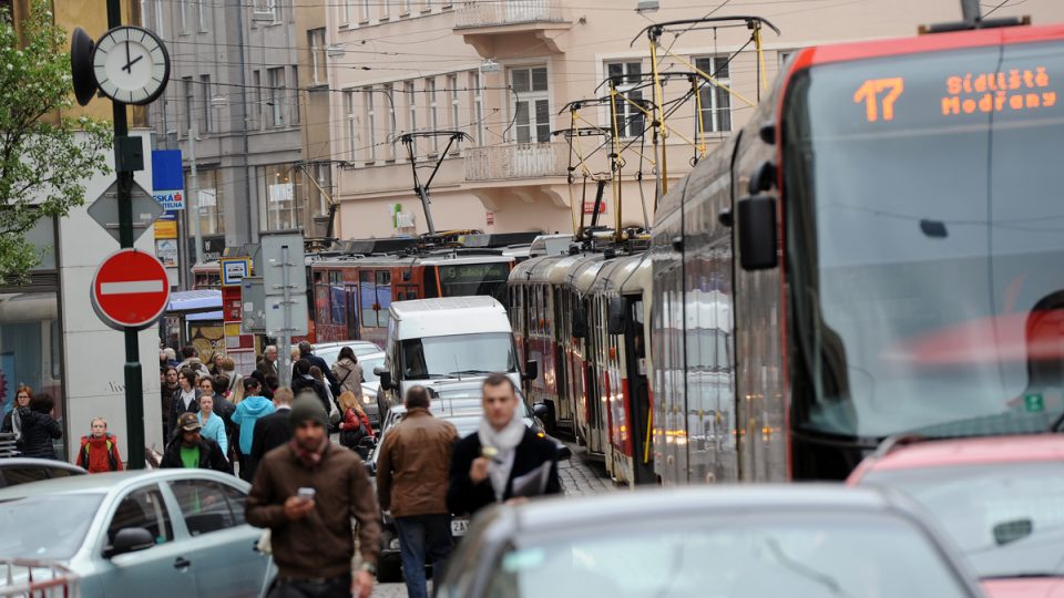 Výbuch plynu mezi Smetanovým nábřežím a Divadelní ulicí v centru Prahy. Dopravní kolaps