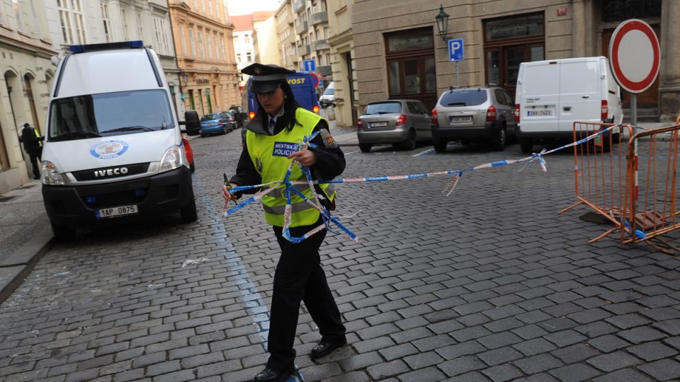 2. den po výbuchu plynu mezi Smetanovým nábřežím a Divadelní ulicí v centru Prahy. 