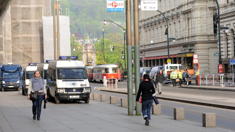 2. den po výbuchu plynu mezi Smetanovým nábřežím a Divadelní ulicí v centru Prahy. 