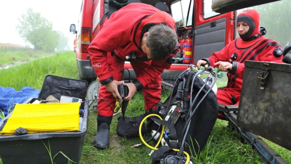 Hasiči a policisté na řece Moravě u Hodonína pátrají po dvou dospělých s dítětem