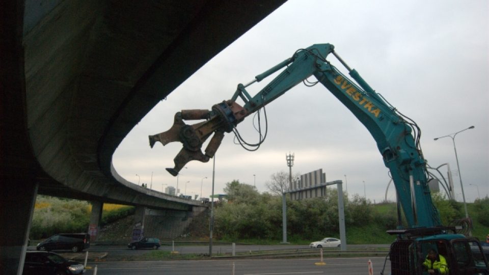 Obří hydraulické nůžky bourají most v ulici Ke Garážím v Praze 4 nad pražskou Jižní spojkou. Kvůli jeho bourání je část spojky od 3. května večer do 5. května odpoledne uzavřena