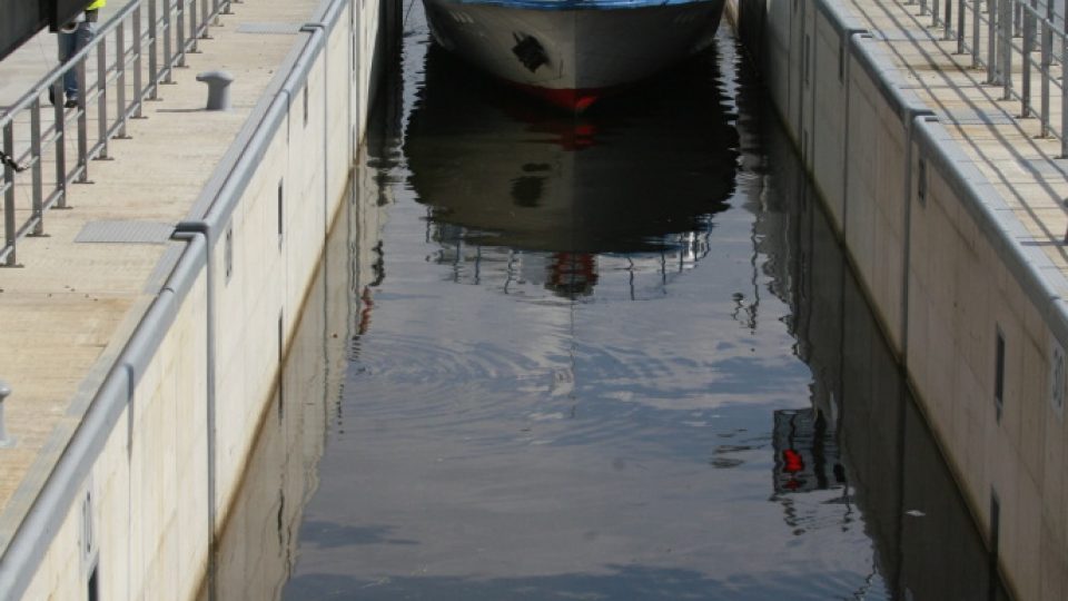 Díky nové plavební komoře v Hluboké nad Vltavou budou moci plout lodě z Českých Budějovic až na vodní nádrž Hněvkovice