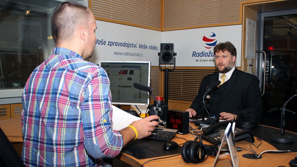 David Čermák, generální ředitel Ředitelství silnic a dálnic, s moderátorem Martinem Veselovským ve studiu Radiožurnálu