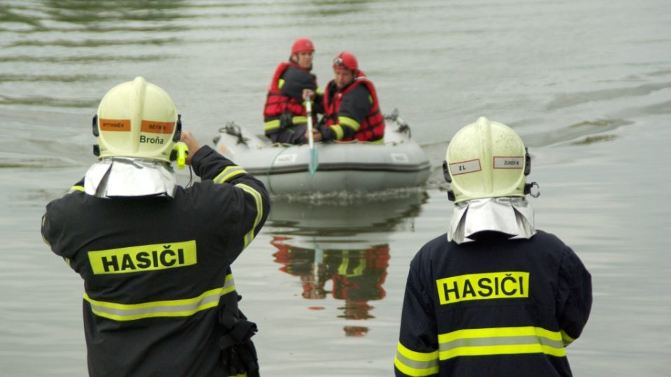 Posádka člunu zkoumá rozsah havárie