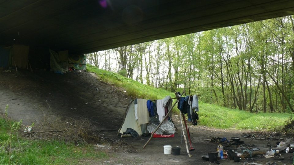 Bezdomovci v České Lípě. Bydliště pod mostem