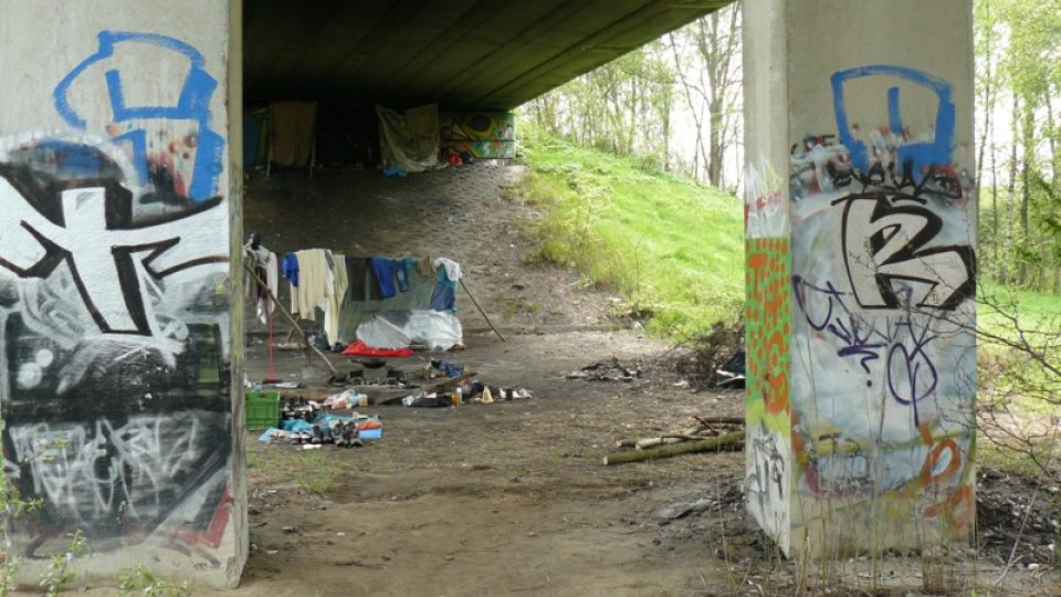 Bezdomovci v České Lípě. Pohled od trati