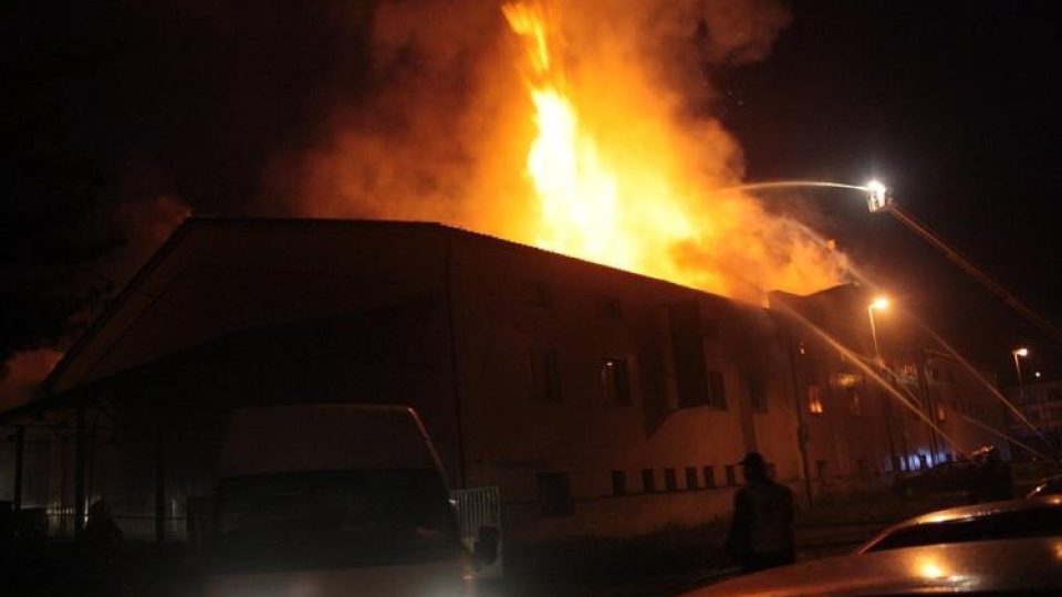 Požár skladu a prodejny nábytku v Děčíně 
