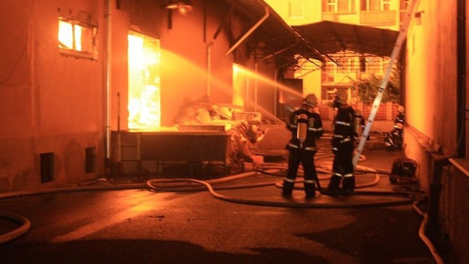 U požáru zasahovalo 25 jednotek hasičů 