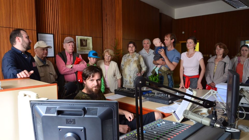 Hlavní vysílací pracoviště návštěvníkům předvádí hudební redaktor Martin Schuster a zvukový technik Jan Simota