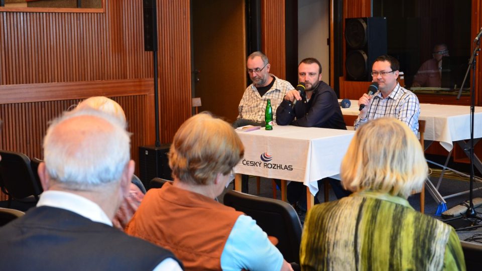 Debata s moderátory hudebních pořadů Jiřím Kasalem, Martinem Schusterem a Zdeňkem Voráčem (zleva)