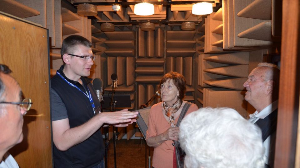 Manažer komunikace Miroslav Tichák ukazuje návštěvníkům tzv. plenér – místnost, kde se neodráží zvuk