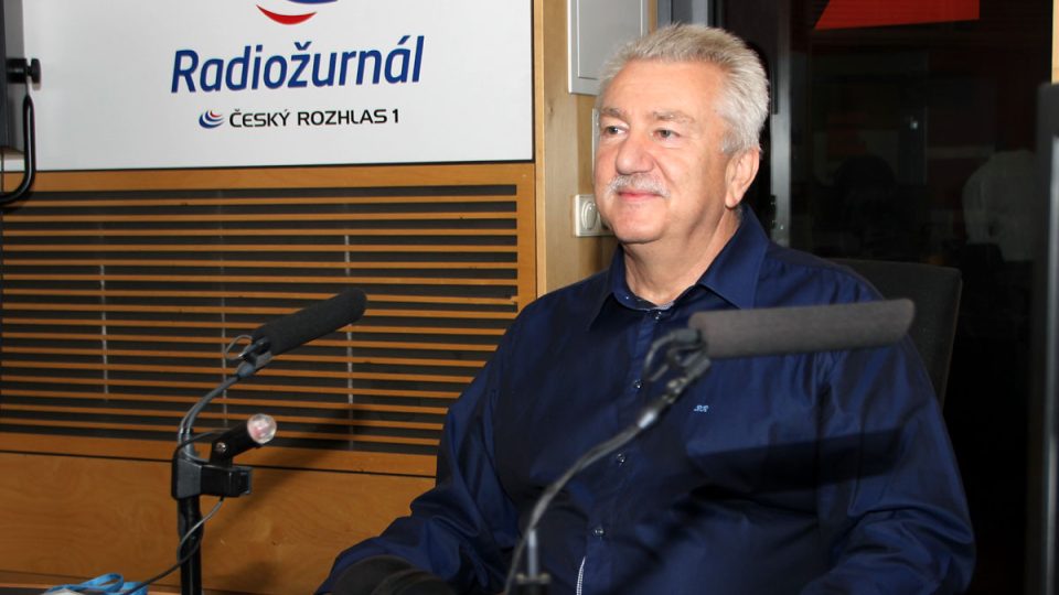 Primář očního oddělní nemocnice v Kolíně ve studiu Radiožurnálu