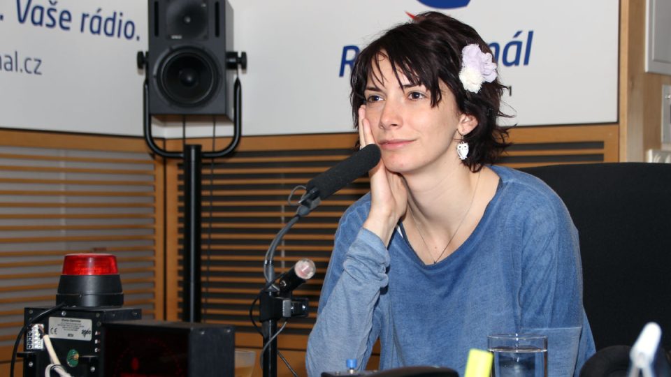 Dorota Nvotová ve studiu Radiožurnálu