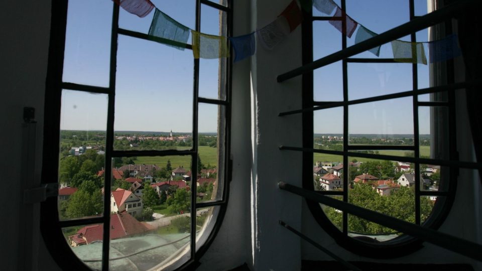 Slavnostní otevření Vodárenské věže v Třeboni. V prostorách věže vznikla Galerie mongolského buddhistického umění. V sousedící budově investor založil Asijské kulturní centrum