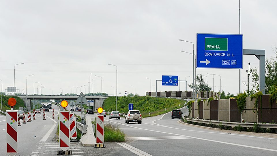 Opatovice nad Labem - doprava po obchvatu je vedena zatím v jednom pruhu pro každý směr