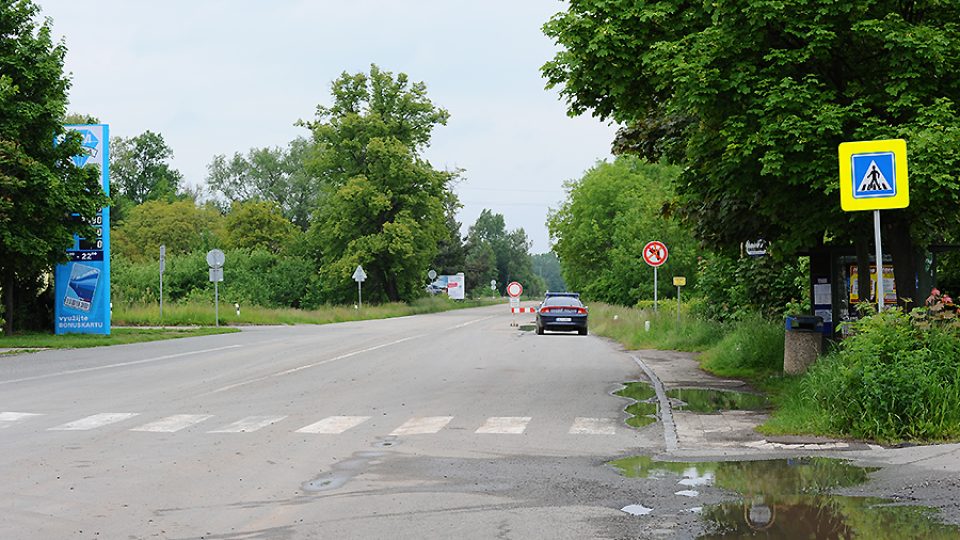 Opatovice nad Labem - přechod, který dříve nebylo kvůli dopravě téměř možné přejít