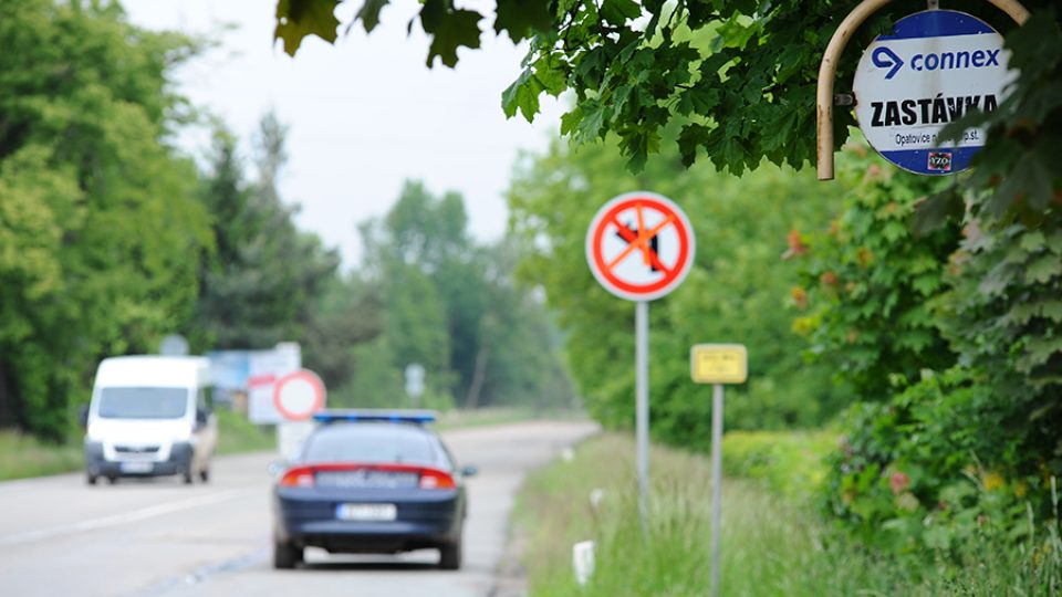 Opatovice nad Labem - k zastávce vede přechod, který dříve nebylo kvůli dopravě téměř možné přejít