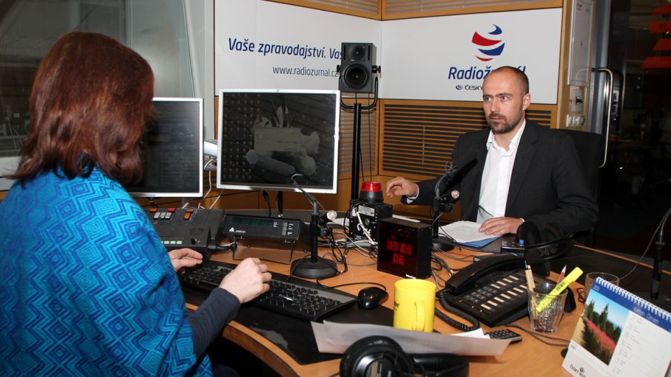Veronika Sedláčková a Martin Šimáček ve studiu Radiožurnálu