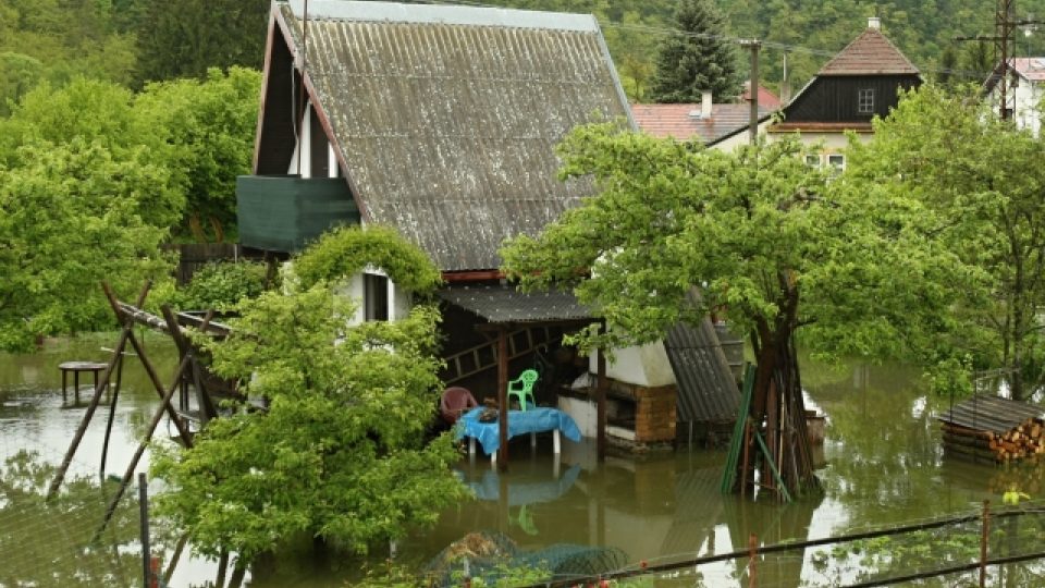 V Nové Huti na Klabavě a na odtoku z vodního díla Klabava  byl v pátek odpoledne hlášený třetí povodňový stupeň